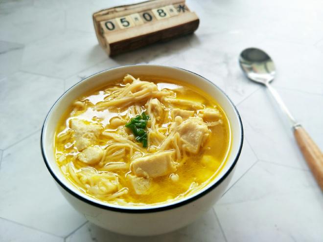 酸汤金针菇豆腐汤