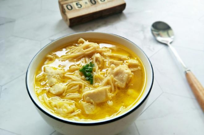 酸汤金针菇豆腐汤