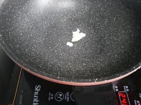 不粘锅放入少许猪油，我觉得用猪油炒比较香，没有猪油可以放别的食用油！