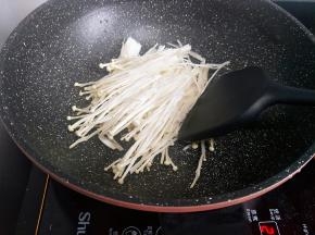 倒入金针菇翻炒