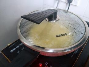 盖上盖子，等汤水煮开