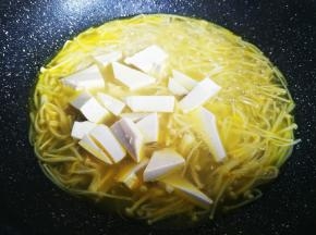 放入豆腐块，煮到熟就可以关火装碗了！撒葱花