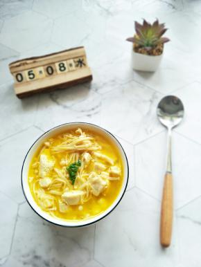 一碗简单又好喝的酸汤金针菇豆腐汤就来了！