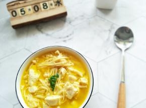 一碗简单又好喝的酸汤金针菇豆腐汤就来了！