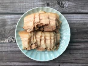 将煮好的五花肉切薄片。
