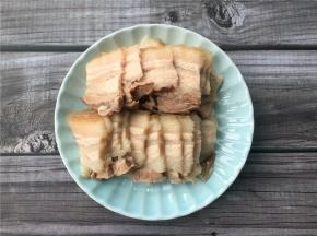 将煮好的五花肉切薄片。