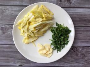 将竹笋、大蒜切片，藿香切细。