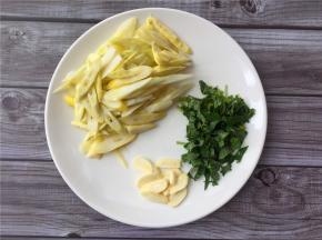 将竹笋、大蒜切片，藿香切细。