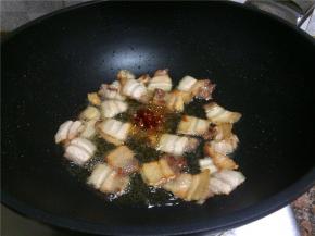 放入豆瓣酱翻炒10秒。