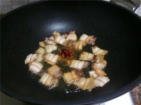 放入豆瓣酱翻炒10秒。