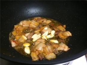 放入大蒜翻炒10秒。