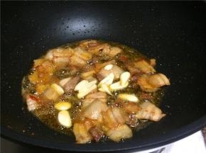 放入大蒜翻炒10秒。