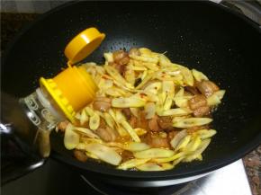 倒入适量生抽，加入适量盐翻炒5秒即可出锅。