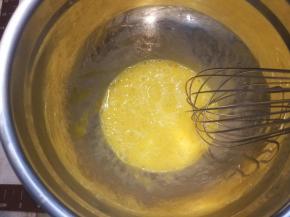 先把鸡蛋打入打蛋盆，搅散。