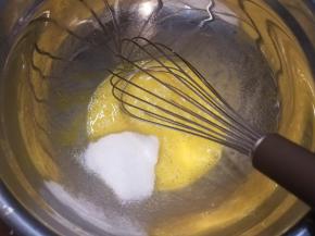 加入白糖，搅匀，直到没有颗粒，鸡蛋乳化。