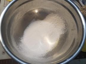 筛入低筋面粉跟泡打粉，划十字拌匀。