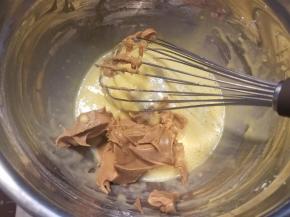 加入花生酱，再次拌匀。