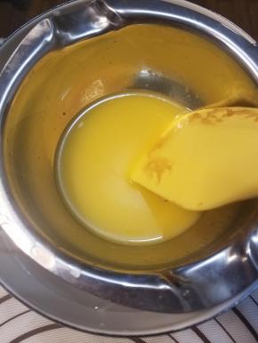 黄油隔水融化备用。