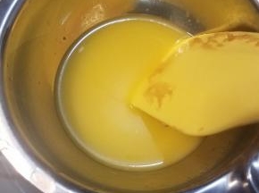 黄油隔水融化备用。