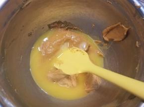 然后把融化的黄油加入蛋液中，迅速拌匀。