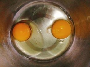 碗里打入两个鸡蛋