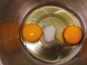 放入10克的细砂糖，