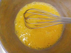 用手动打蛋器将细砂糖完全融合