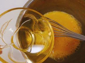 加入色拉油，边倒边搅