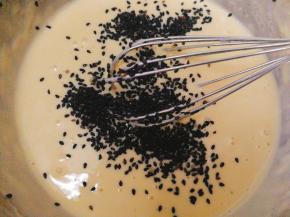 加入炒熟的黑芝麻，现炒的特别香