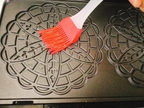 预热好的机子，模具刷上一层油