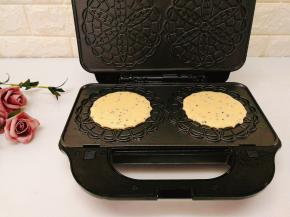 舀入面糊，盖子盖上