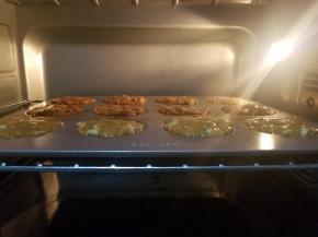 预热至少10分钟后，把模具放入烤箱中层，大约10-12分钟就烤制完成了。