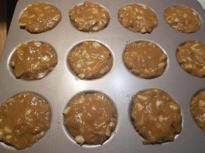 在烤制前，预计好时间，将烤箱提前150度预热至少十分钟，准备好模具，把准备好的面糊倒入不沾模具内。