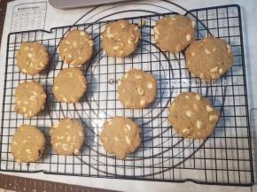 趁热脱模转移到晾晒网上，手温时即可密封保存。