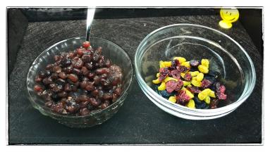 准备好豆沙、蜜豆、蔓越莓、提子干