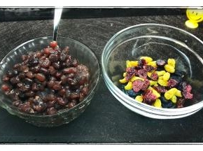 准备好豆沙、蜜豆、蔓越莓、提子干