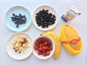 所有材料准备好，水果洗净备用