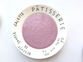 打好的蓝莓奶昔倒入碗中