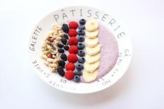 依次排列放上其他水果，记住香蕉一定要最后摆放，因为香蕉容易氧化变黑