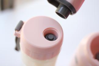 用真空头将搅拌杯内抽成真空状态