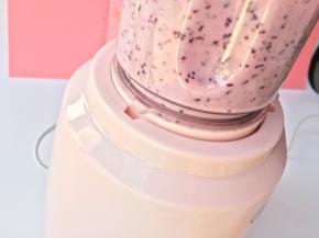 搅拌杯卡入底座，顺时针方向拧一下料理机即开始运作