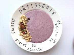  先在最边上撒上坚果麦片