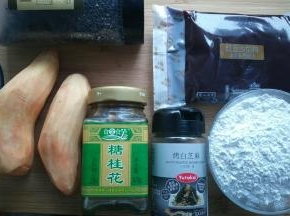 准备好所需食材，红薯去皮，糯米粉称量好。