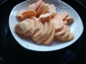 红薯切片，上锅蒸熟。