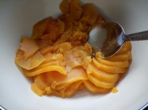 用勺子将红薯压成泥。