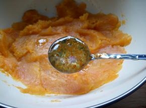 放入一勺糖桂花。