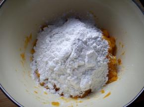 放入称好的糯米粉。