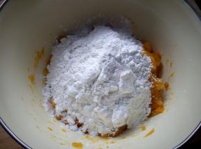 放入称好的糯米粉。