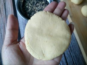把一个小面团放在手上按扁。