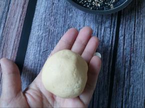 将红豆沙包好搓圆。